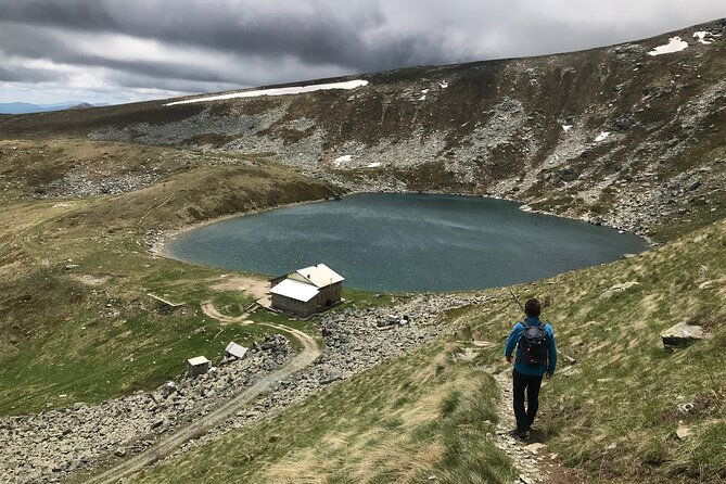 hiking-to-the-mountain-lake