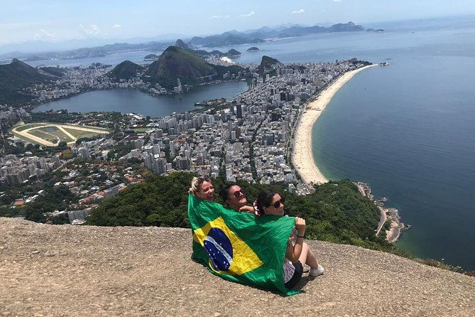 hikking-the-favela-morro-dois-irmaos