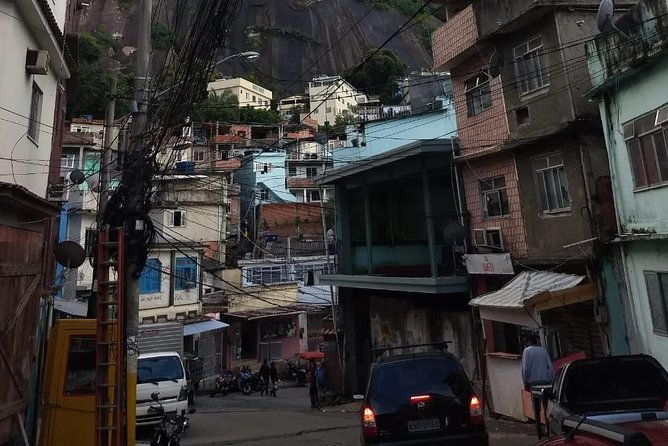 hikking-the-favela-morro-dois-irmaos