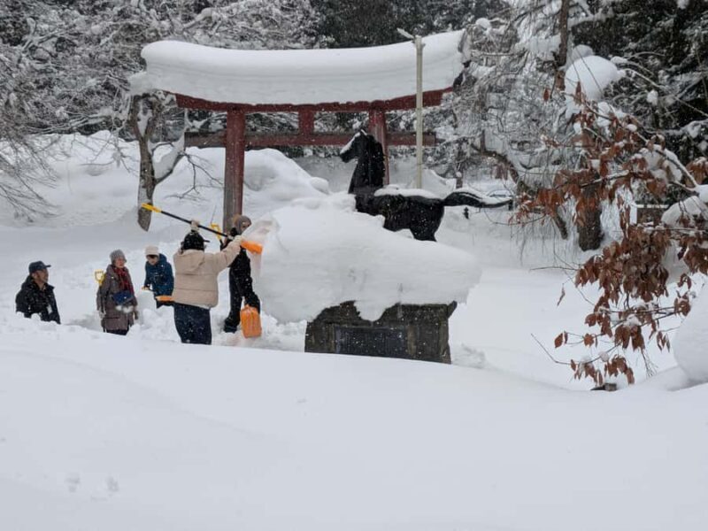 Hirosaki: Shrine Snow Shoveling Experience with Lunch - Key Points