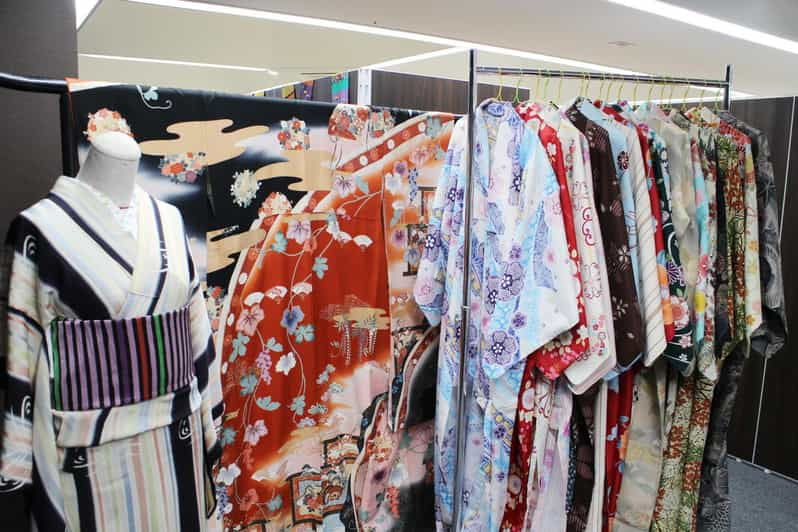 hiroshima-dressing-kimono-and-strolling-around-the-town