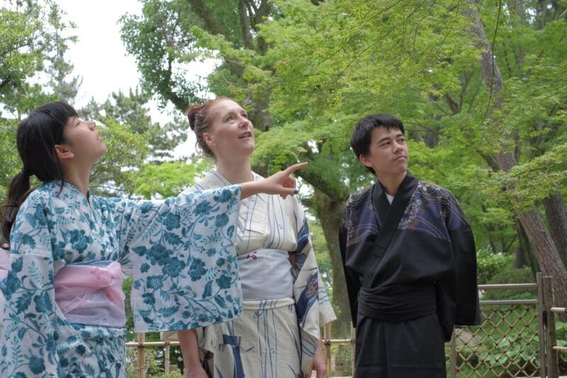 hiroshima-dressing-kimono-and-strolling-around-the-town
