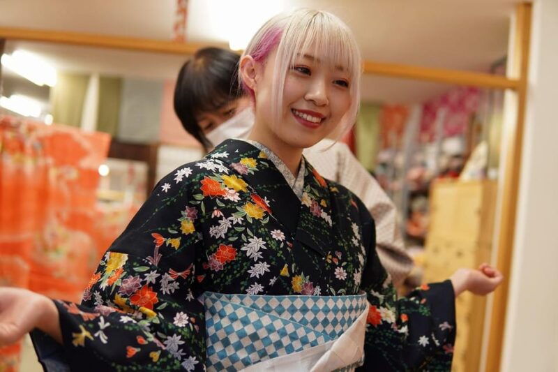 hiroshima-dressing-kimono-and-strolling-around-the-town