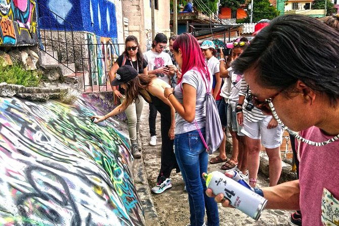 history-and-street-art-tour-in-comuna-13