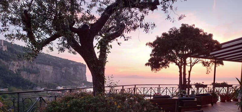 History and tasting of Neapolitan cuisine on the sea terrace - The Location and Setting