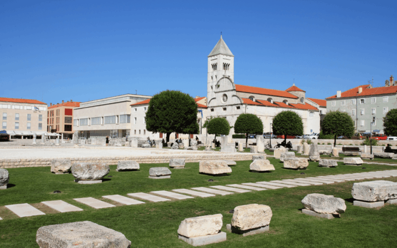 history-walking-group-tour-in-old-center-of-zadar