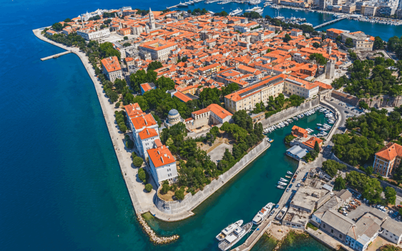 history-walking-group-tour-in-old-center-of-zadar
