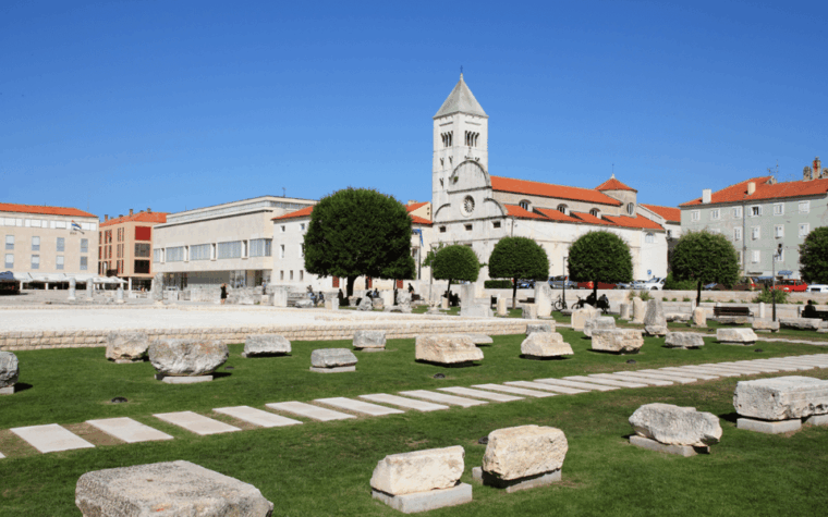 history-walking-tour-in-old-center-zadar-with-licenced-guide
