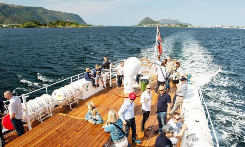 hjorundfjord-hiking-cruise-6-5-hours-to-hike-explore-oye