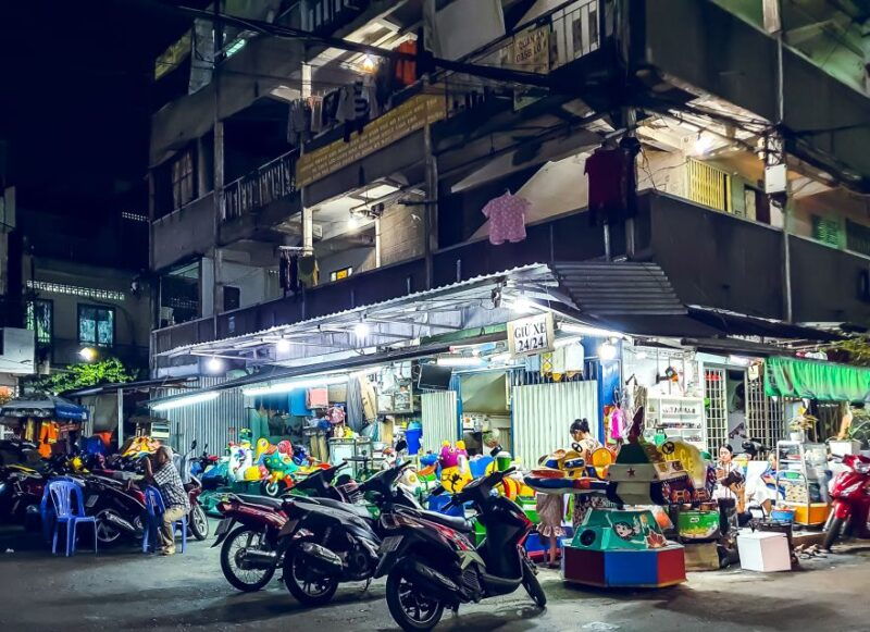 ho-chi-minh-city-street-food-and-sightseeing-by-motorbike