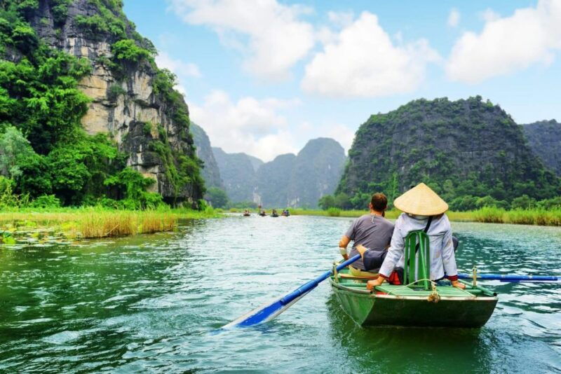 hoa-lu-mua-cave-and-trang-an-small-group-boat-tour