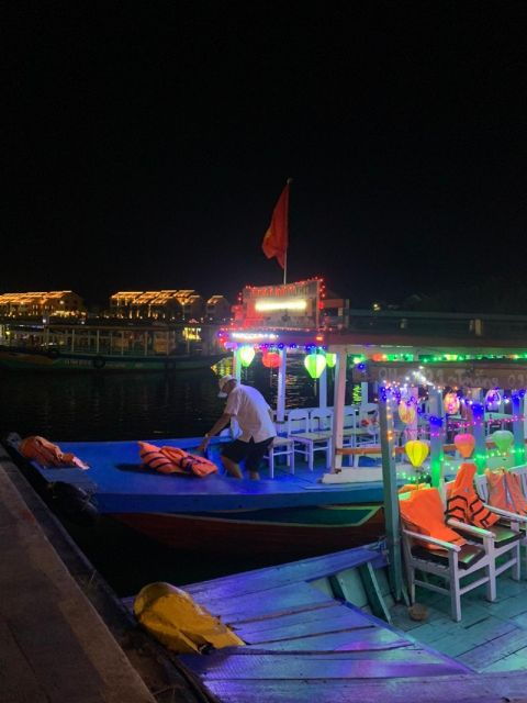 hoai-river-boat-trip-by-night-with-release-lantern-in-hoi-an