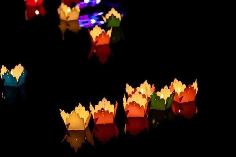 hoai-river-boat-trip-by-night-with-release-lantern-in-hoi-an