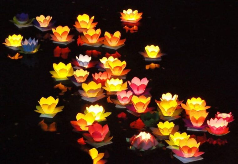 hoai-river-boat-trip-by-night-with-release-lantern-in-hoi-an