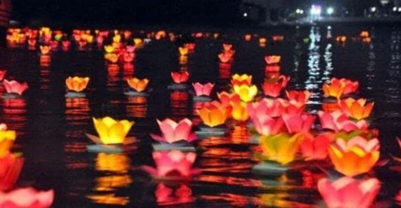 hoai-river-boat-trip-with-release-lantern-in-hoi-an-by-night