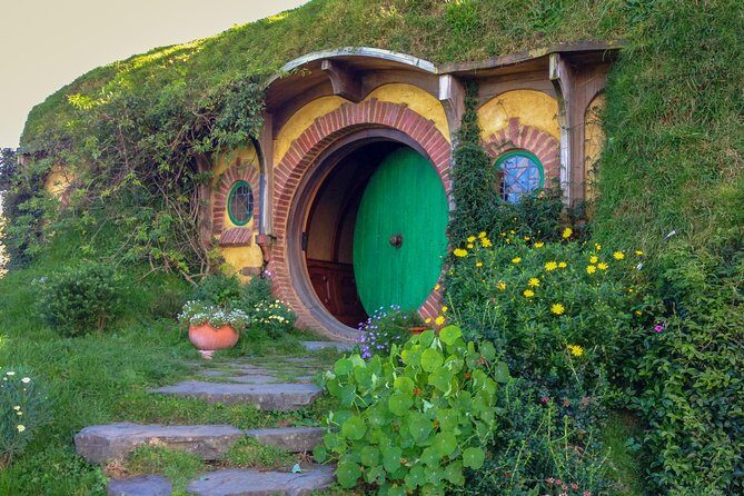 Hobbiton Movie Set Tour with lunch from Auckland - The Journey Begins: From Auckland to Middle-earth