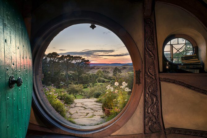 Hobbiton & Waitomo Caves Guided Tour from Auckland with Lunch - Key Points