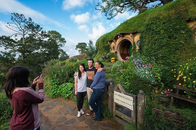 Hobbiton & Waitomo Caves Small Group Tour from Auckland inc Lunch - Who is This Tour Perfect For?