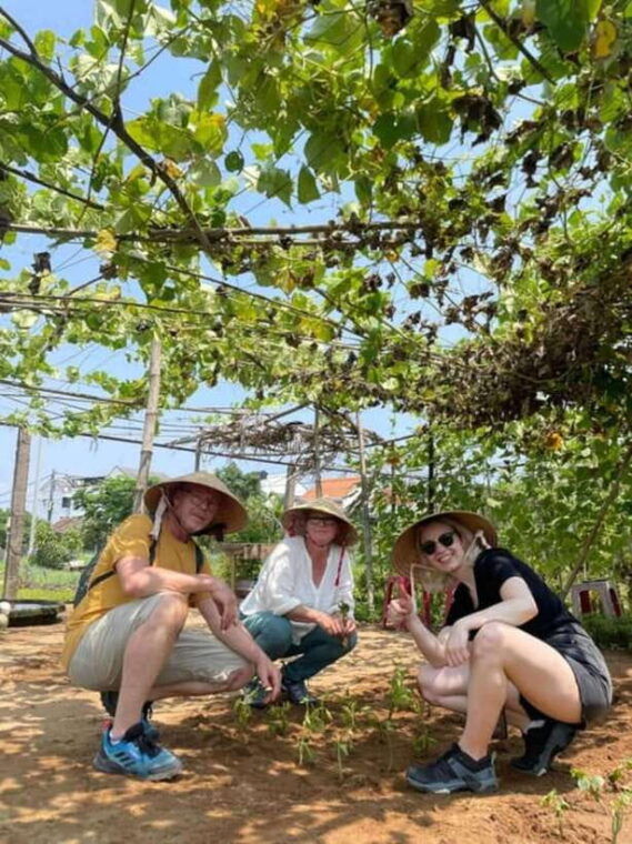 hoi-an-basket-boat-and-farming-and-cooking-class-in-tra-que