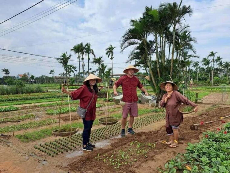hoi-an-basket-boat-and-farming-and-cooking-class-in-tra-que