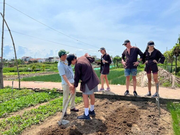 hoi-an-basket-boat-farming-and-cooking-class-in-tra-que