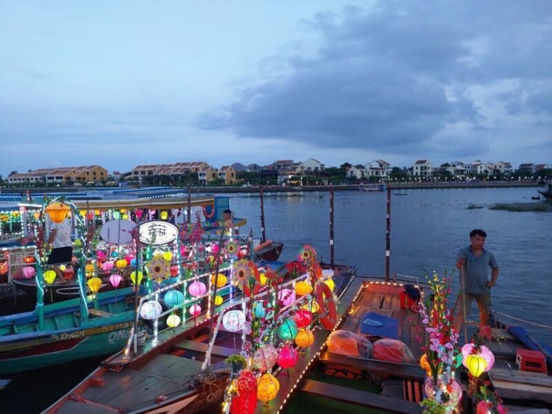 Hoi An Boat Lantern With Release Flower Hoai River At Night - Key Points