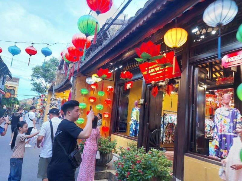 hoi-an-boat-lantern-with-release-flower-hoai-river-at-night