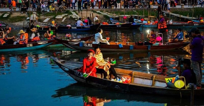 hoi-an-boat-ride-on-hoai-river-release-the-flower-lantern