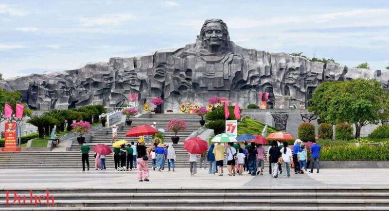 hoi-an-car-to-tam-thanh-mural-village-mother-thu-monument