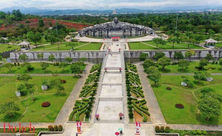 hoi-an-car-to-tam-thanh-mural-village-mother-thu-monument