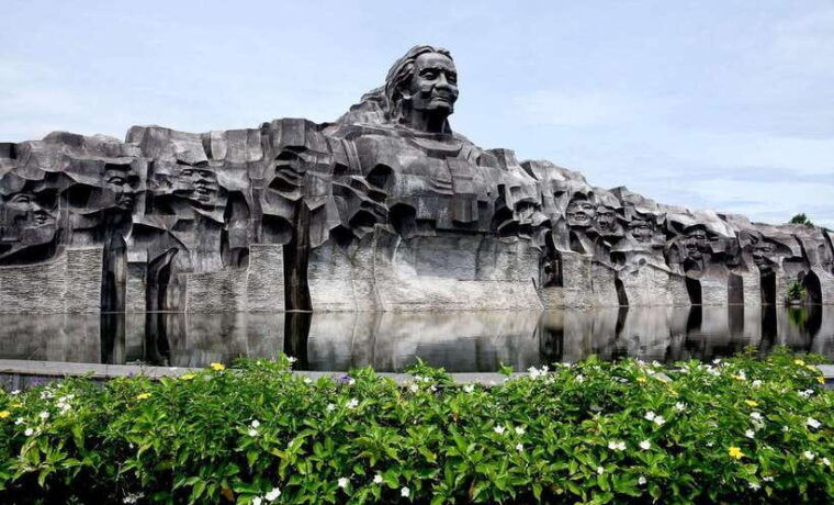 hoi-an-car-to-tam-thanh-mural-village-mother-thu-monument
