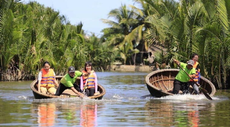 hoi-an-city-coconut-jungle-boat-ride-release-flower-lantern-2