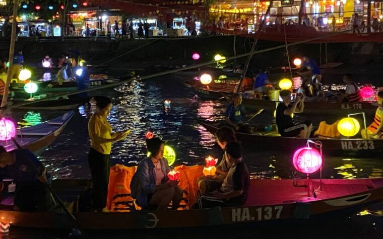 hoi-an-city-tour-boat-ride-lantenn-release