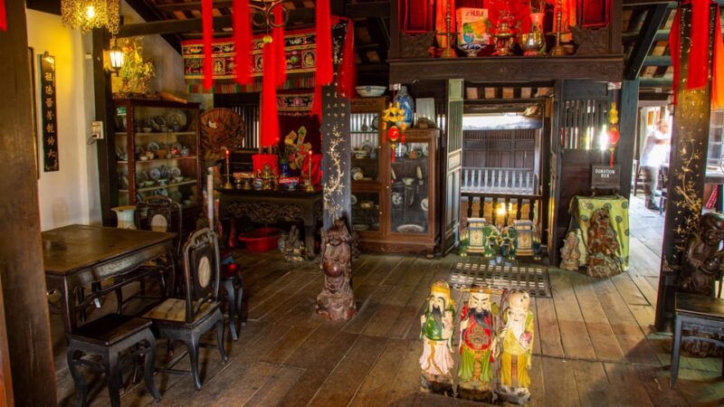 hoi-an-city-tour-boat-ride-release-flower-lantern-3