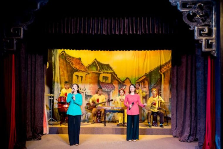 hoi-an-city-tour-boat-ride-release-flower-lantern-3