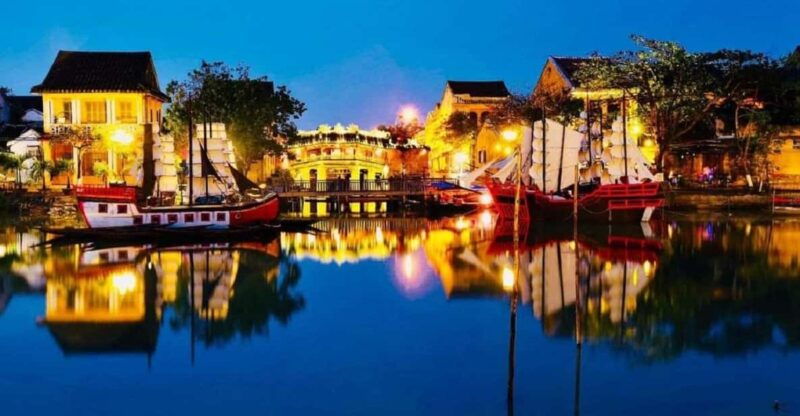 hoi-an-city-tour-boat-ride-release-flower-lantern-on-river