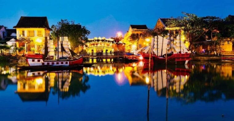 hoi-an-city-tour-boat-ride-release-flower-lantern-on-river