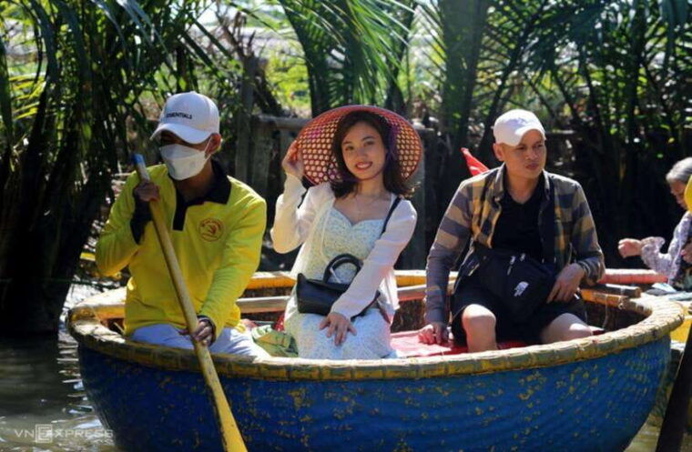 hoi-an-coconut-boat-hoi-an-ancient-town-optional