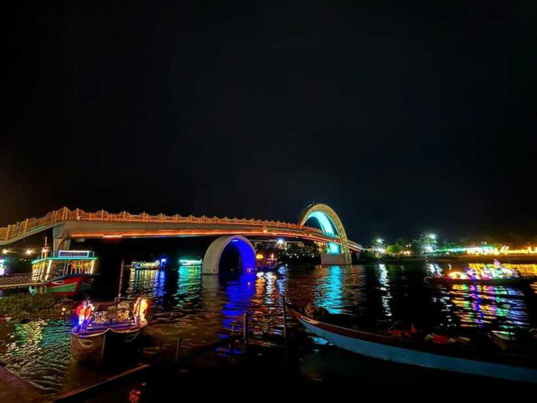 hoi-an-evening-food-tour-with-river-cruise