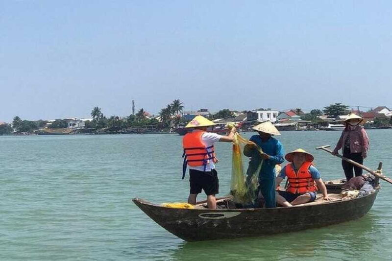 hoi-an-fishing-boat-tour-ceramic-lantern-hand-fan-cafe-class