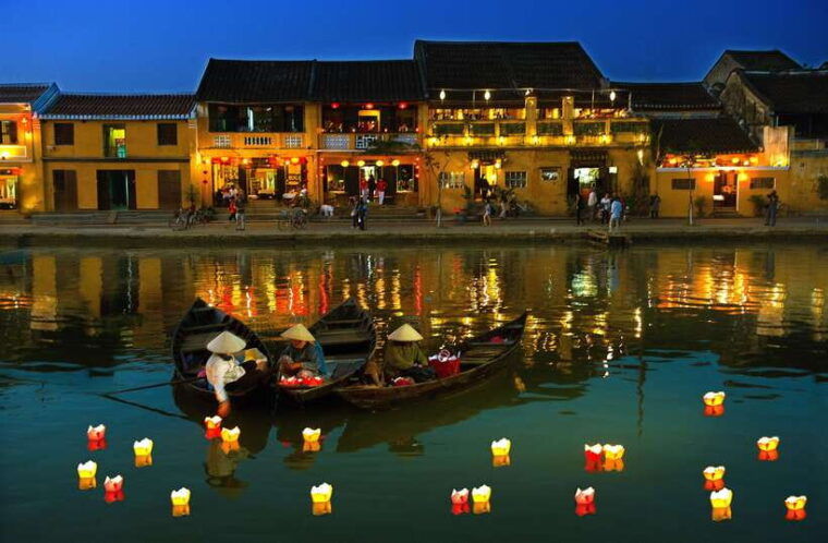 hoi-an-food-tour-boat-trip-and-foot-massage-by-night