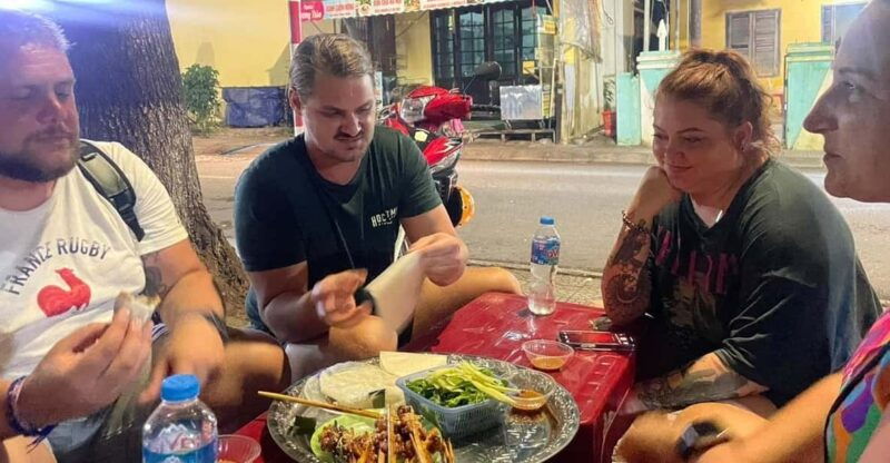 hoi-an-food-tour-with-8-different-street-food-tasting