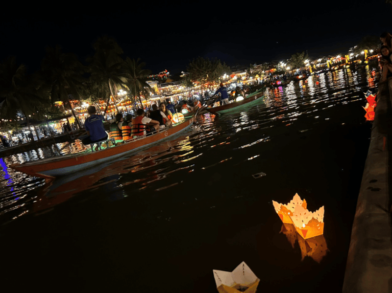 hoi-an-hoai-river-boat-ride-lantern-release-experience