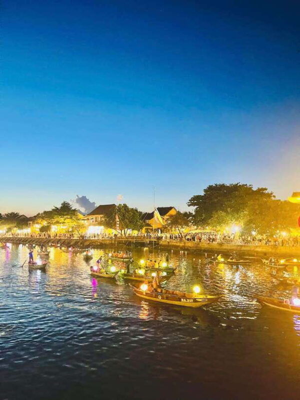 hoi-an-hoai-river-boat-ride-with-flower-lantern-release
