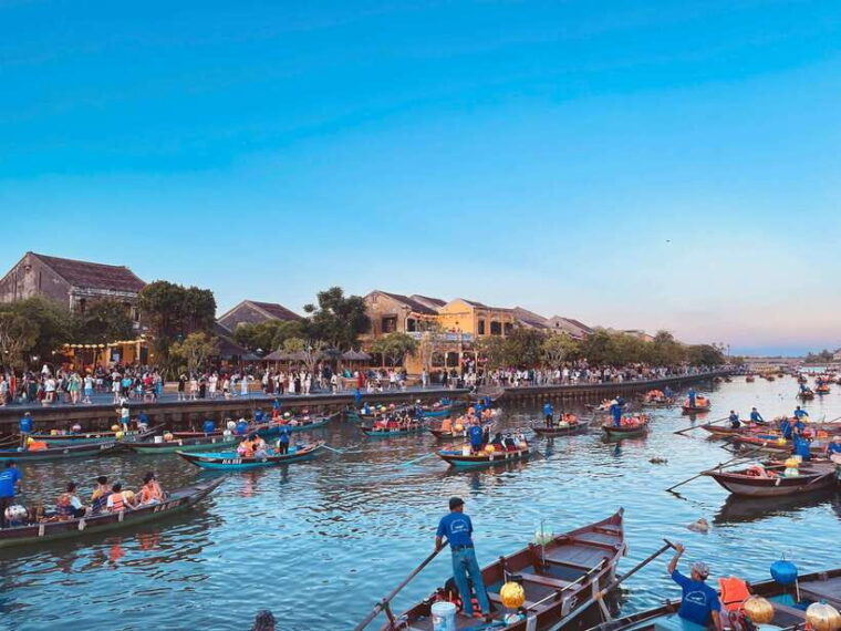 hoi-an-hoai-river-boat-ride-with-flower-lantern-release