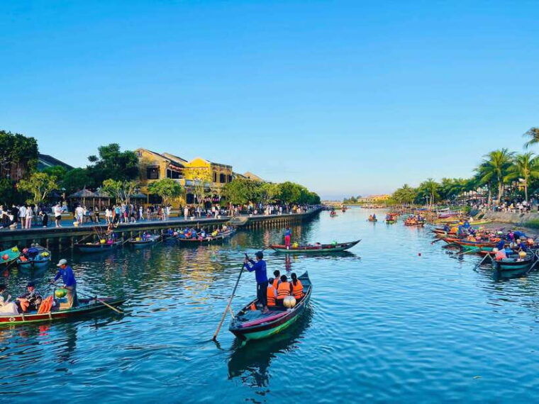 hoi-an-hoai-river-boat-ride-with-flower-lantern-release