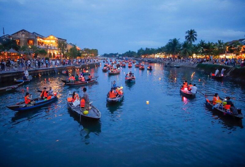 hoi-an-hoai-river-boat-trip-by-night-and-floating-lantern-2