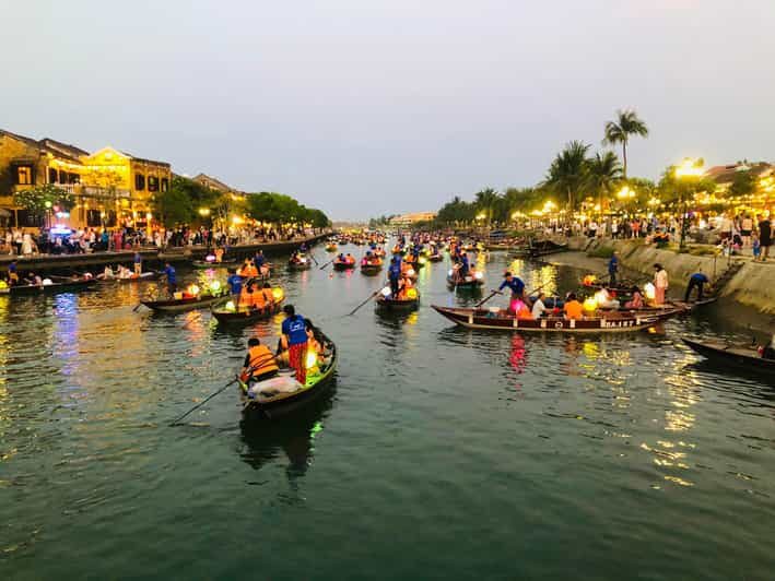 Hoi An: Hoai River Boat Trip by Night and Floating Lantern - The Experience and Setting