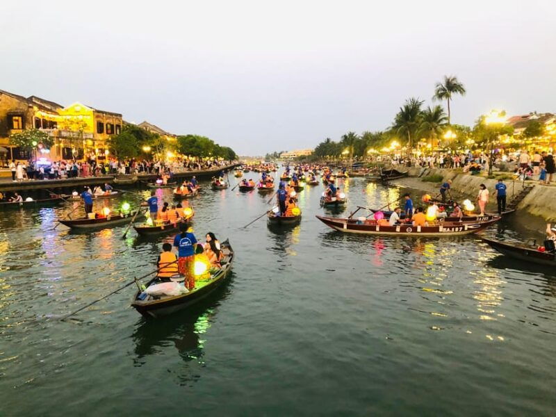 hoi-an-hoai-river-boat-trip-by-night-and-floating-lantern