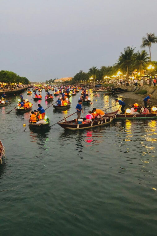 hoi-an-hoai-river-boat-trip-by-night-and-floating-lantern